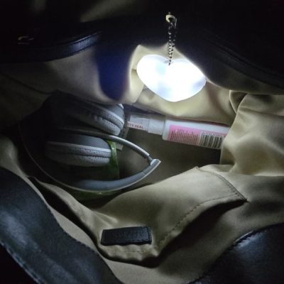 Dotykowo aktywowany brelok LED do plecaków, toreb i kluczy | HEARTIGLO